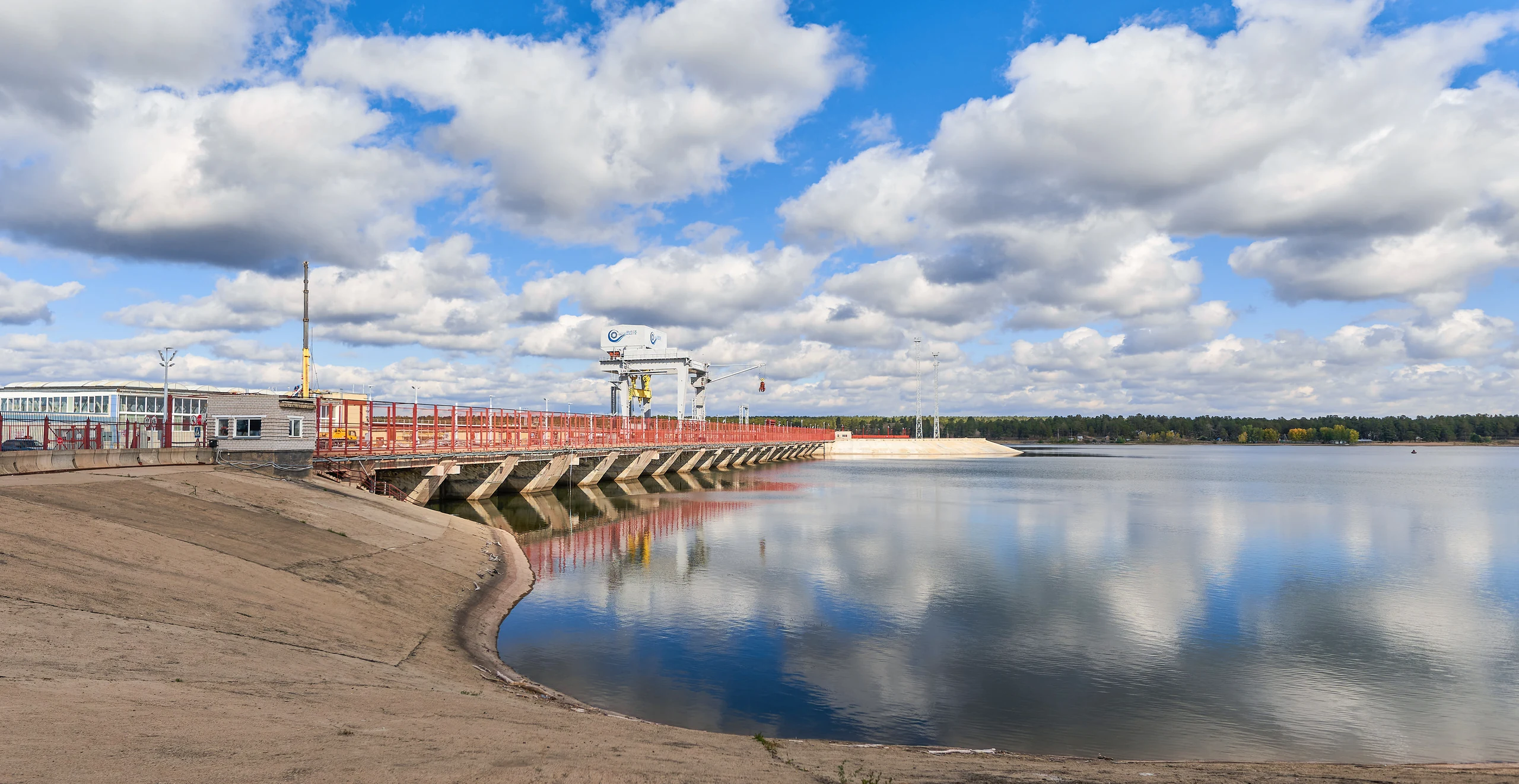 Панорама Шульбинской гидроэлектростанции и водохранилища